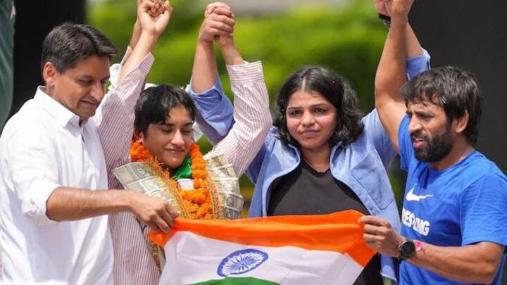 पॅरिस ऑलिम्पिकमधून परतल्यावर विनेश फोगाटचे दिल्लीच्या विमानतळावर भव्य स्वागत करण्यात आले. त्यांच्या कुटुंबीयांसह शेकडो समर्थक त्यांना पाहण्यासाठी तेथे आले होते.