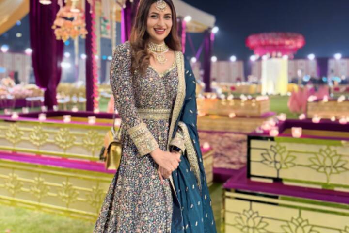 आप दिव्यंका का ये ब्लू लहंगा भी इस साल जन्माष्टमी पर पहन सकती है. यह आपकी खूबसूरती में चार चांद लगा देगा.