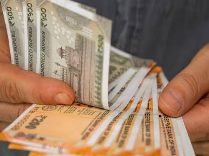 पीपीएफ अकाऊंट कोणत्याही बँकेत किंवा पोस्ट ऑफिसमध्ये खोलता येते. पीपीएफ खात्यात एकूण 15 वर्षांसाठी गुंतवणूक करावी लागते. तुम्ही जमा केलेल्या पैशांवर सरकार 7.1 टक्के दराने  चक्रवाढ व्याज देते.