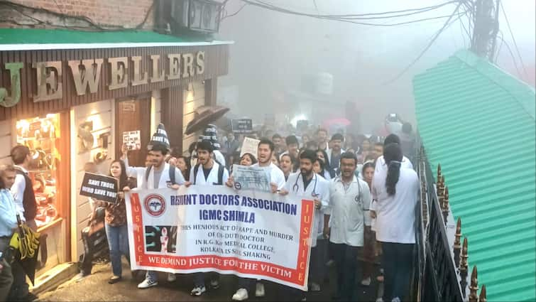 Himachal doctors took to the streets demanding justice in the Kolkata Doctor Murder Case ann कोलकाता की बेटी को न्याय दिलाने सड़क पर उतरे हिमाचल के डॉक्टर, भारी बारिश के बीच भी नहीं डिगा हौसला