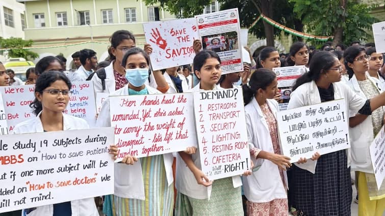 Doctors protest in Coimbatore, Pollachi to condemn Kolkata doctor sexual assault கொல்கத்தா மருத்துவர் பாலியல் வன்கொடுமைக்கு கண்டனம் - கோவை, பொள்ளாச்சியில் மருத்துவர்கள் போராட்டம்