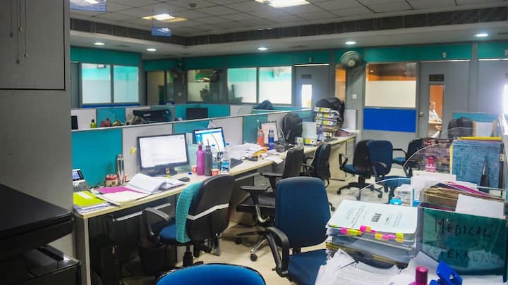 পলিসি পুনরুজ্জীবিত করার জন্য আপনাকে LIC শাখায় বা এজেন্টের কাছে যেতে হবে। অথবা আপনি নিজেও তা করতে পারেন কাস্টমার সার্ভিসের মাধ্যমে।