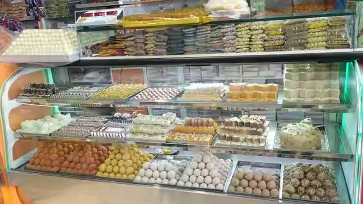 आप जब बाजार में जाए तो आप खुद ही पता कर सकते हैं मिठाई असली है या नकली. इस तरीके से आप खुद ही पता कर लेंगे मिठाई में मिलावट है या नहीं.