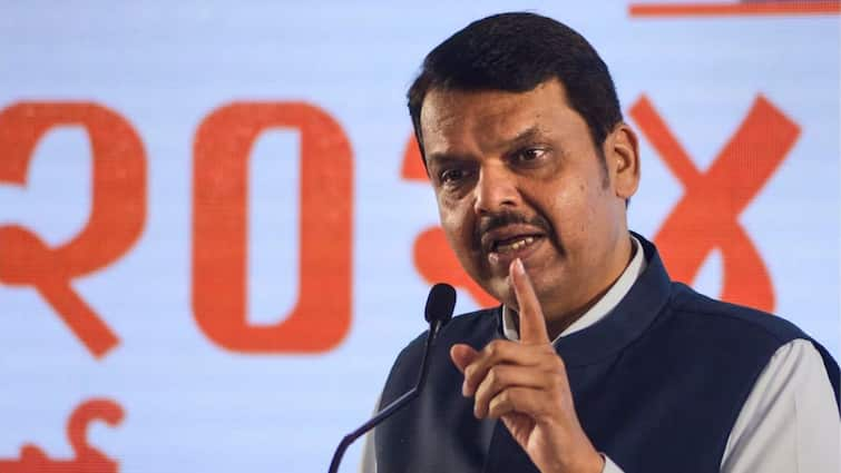 Devendra Fadnavis told BJP leaders to avoid bad language about MVA leaders Devendra Fadnavis: तुम्ही मतदारसंघात कामाला लागा, लागेल त्या मदतीसाठी मी उभा आहे; देवेंद्र फडणवीसांकडून भाजप नेत्यांना विजयाचा कानमंत्र