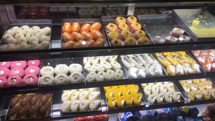 जब आप मिठाई खरीदें तो मिठाई का छोटा सा टुकड़ा लें और उसे नाखून पर या हथेली पर थोड़ा सा रगड़ ले. अगर उसमें से घी की खुशबू आती है. तो समझिए मिठाई असली है. वहीं उसमें से अगर दुर्गंध आती है तो समझ लीजिए मिठाई में मिलावट की गई है.