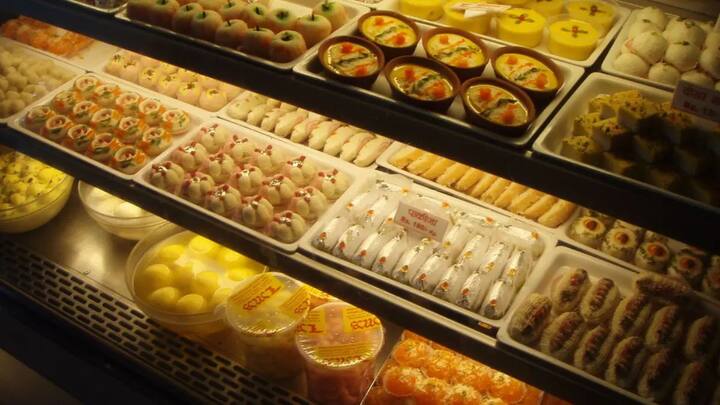 अगर आप भी रक्षाबंधन के दिन मिठाई खरीदने जा रहे हैं. तो मिलावटी मिठाई से सावधान रहिए. क्योंकि इसे खाने से सेहत बिगाड़ सकती है, पेट में इंफेक्शन हो सकता है और भी बीमारियां हो सकती है.