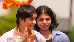 दिल्ली एयरपोर्ट पर पहुंचते ही फूट-फूटकर रोईं विनेश फोगाट, साक्षी मलिक- बजरंग पूनिया दीपेंद्र हुड्डा ने बंधाया ढांढस