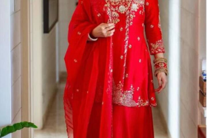 अगर आप इस जन्माष्टमी के त्योहार पर रेड कलर की ड्रेस पहनना चाहती हैं, तो दिव्यंका का ये लाल शरारा आपके लिए परफेक्ट साबित होगा.