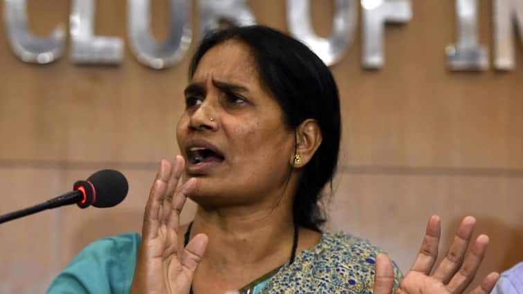 Kolkata rape-murder case Mamata Banerjee Nirbhaya mother asha devi calls for resignation R G Kar Medical College and Hospital Kolkata Doctor Death: Nirbhaya's Mother Accuses Mamata Of ‘Misleading Public’, Says ‘She Should Resign’