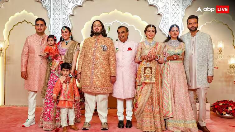 mukesh-ambani-and-his-family-is-earning-more-than-3300-crore-rupees-every-year-says-a-report Ambani Family:  એક વર્ષમાં કેટલી કમાણી કરે છે અંબાણી પરિવાર, રકમ જાણીને હોંશ ઉડી જશે
