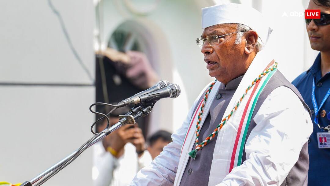 Congress On Reservation: 'संविधान को तार-तार कर किया डबल वार', आरक्षण को लेकर मल्लिकार्जुन खरगे ने फिर किया बीजेपी पर हमला Congress President Kharge Target On Pm Modi said BJP is launching a double attack on reservation by tearing Constitution to shreds Congress On Reservation: 'संविधान को तार-तार कर किया डबल वार', आरक्षण को लेकर मल्लिकार्जुन खरगे ने फिर किया बीजेपी पर हमला