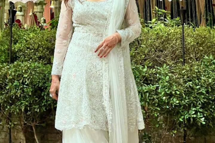 इस जन्माष्टमी के पावन पर्व पर आप दिव्यंका का ये वाइट शरारा पहन सकती है. इसमें आप किसी हसीना से कम नहीं लगेंगी.