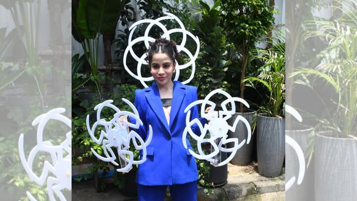 উরফি বলেন, 'আমি মনে করি আমি ঠিকঠাক। মানে আমি এমন নই, হ্যাঁ মানে আপনার আমাকে খুব উত্তেজিত বা ভীত মনে হবে না।'