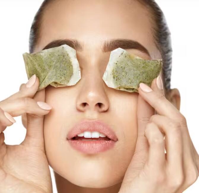 ਟੀ ਬੈਗ ਨੂੰ ਠੰਡਾ ਕਰਨ ਲਈ ਫ੍ਰੀਜ਼ਰ 'ਚ ਰੱਖੋ ਅਤੇ ਫਿਰ ਇਸ ਟੀ ਬੈਗ ਨੂੰ 15 ਮਿੰਟ ਲਈ ਅੱਖਾਂ 'ਤੇ ਰੱਖੋ। ਇਸ ਨਾਲ ਅੱਖਾਂ ਦੀ ਸੋਜ ਤੋਂ ਵੀ ਜਲਦੀ ਰਾਹਤ ਮਿਲਦੀ ਹੈ।