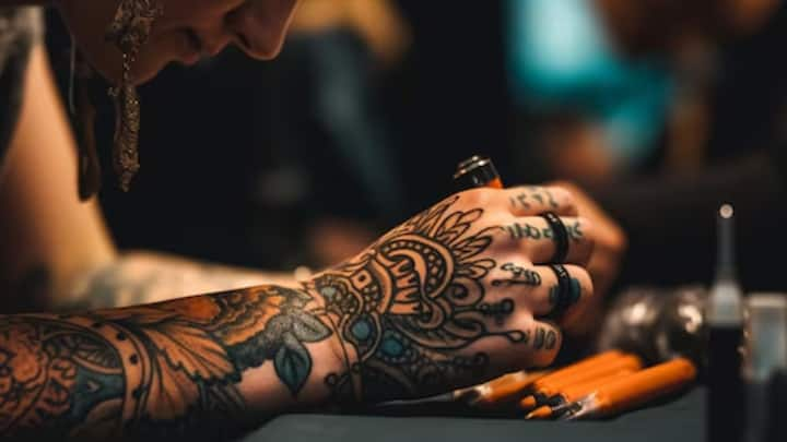 Tattoo Care Tips: একেবারে নতুনের মতোই থাকবে ট্যাটু। ছবি: ফ্রিপিক।