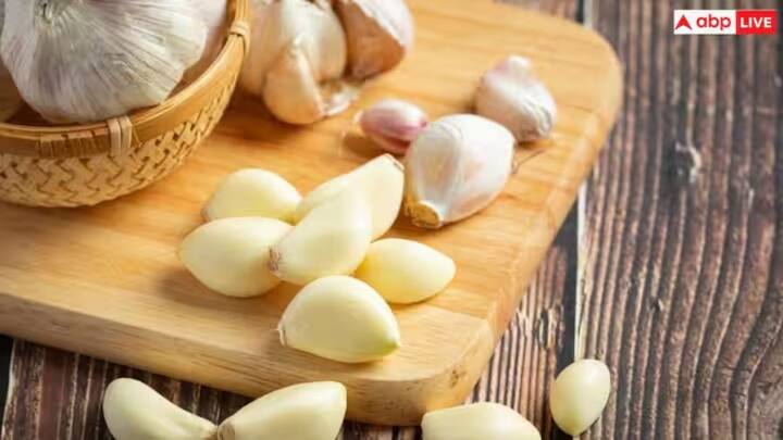 ਇਸ ਨਾਲ ਸਰੀਰ ਨੂੰ ਰੋਗ ਮੁਕਤ ਬਣਾਉਣ ਅਤੇ ਖਰਾਬ ਕੋਲੈਸਟ੍ਰੋਲ ਨੂੰ ਘੱਟ ਕਰਨ 'ਚ ਮਦਦ ਮਿਲੇਗੀ। ਆਪਣੀ ਰੋਜ਼ਾਨਾ ਰੁਟੀਨ ਵਿੱਚ ਅਜਿਹੀਆਂ ਚੀਜ਼ਾਂ ਨੂੰ ਸ਼ਾਮਲ ਕਰੋ ਜਿਨ੍ਹਾਂ ਨੂੰ ਤੁਸੀਂ ਲੰਬੇ ਸਮੇਂ ਤੱਕ ਆਪਣੀ ਜੀਵਨ ਸ਼ੈਲੀ ਦਾ ਹਿੱਸਾ ਬਣਾ ਕੇ ਰੱਖ ਸਕਦੇ ਹੋ। ਲਸਣ ਇਸ ਦੇ ਲਈ ਬਹੁਤ ਪ੍ਰਭਾਵਸ਼ਾਲੀ ਉਪਾਅ ਹੈ। ਆਪਣੇ ਭੋਜਨ ਵਿੱਚ ਕੱਚਾ ਲਸਣ ਸ਼ਾਮਲ ਕਰੋ।