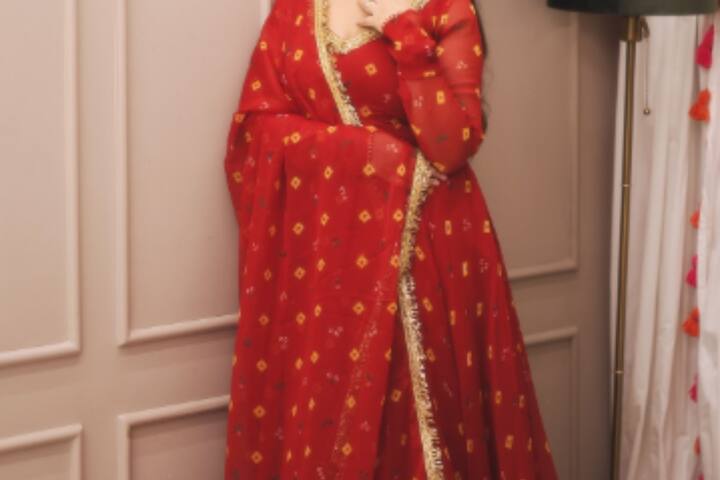 इसके अलावा आप इस रक्षाबंधन को यादगार बनाने के लिए रेड कलर का ये फुल स्लीव्स वाला गाउन सिल्वा सकती है. इसके साथ एक दुपट्टा जरूर कैरी करें.