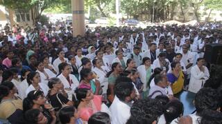 கொல்கத்தா பெண் மருத்துவர் வன்கொலை: மதுரை அரசு மருத்துவமனையில் போராட்டம்..