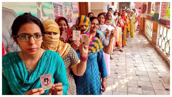 मैट्रिज सर्वेक्षण एजेंसी द्वारा किए गए और शुक्रवार को टाइम्स नाउ द्वारा प्रसारित एक जनमत सर्वेक्षण के अनुसार, अगर आज विधानसभा चुनाव होते हैं तो झारखंड और महाराष्ट्र में कोई भी पार्टी पूर्ण बहुमत हासिल करने की स्थिति में नहीं है.