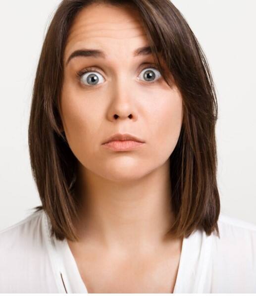 ਹਲਦੀ ਵਿੱਚ ਪਾਇਆ ਜਾਣ ਵਾਲਾ ਕਰਕਿਊਮਿਨ ਅੱਖਾਂ ਦੇ ਹੇਠਾਂ ਕਾਲੇ ਘੇਰਿਆਂ ਨੂੰ ਘਟਾਉਂਦਾ ਹੈ ਅਤੇ ਮੱਖਣ ਵਿੱਚ ਮੌਜੂਦ ਲੈਕਟਿਕ ਐਸਿਡ ਨੂੰ ਬਾਹਰ ਕੱਢਦਾ ਹੈ ਅਤੇ ਮਰੇ ਹੋਏ ਚਮੜੀ ਦੇ ਸੈੱਲਾਂ ਨੂੰ ਦੂਰ ਕਰਦਾ ਹੈ, ਜਿਸ ਨਾਲ ਅੱਖਾਂ ਵਿੱਚ ਸੋਜ ਤੋਂ ਰਾਹਤ ਮਿਲਦੀ ਹੈ।