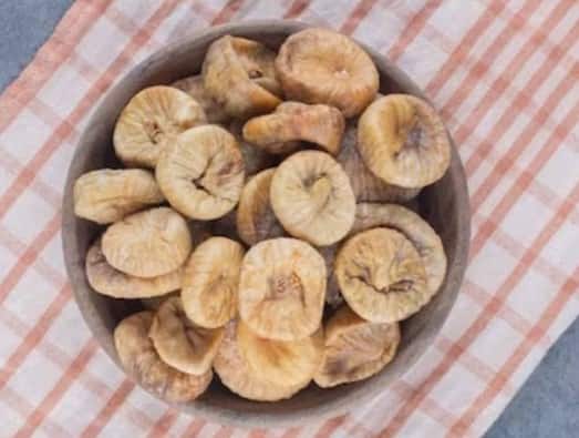 જેના કારણે શરીરને ઈન્સ્ટન્ટ એનર્જી મળે છે. અંજીર હોય કે ડ્રાય ફ્રુટ્સ, તે શરીરની ઘણી સમસ્યાઓ દૂર કરે છે. પરંતુ બીજી તરફ કેટલાક લોકોએ તેને ખાવાનું ટાળવું જોઈએ. કારણ કે તે સ્વાસ્થ્ય માટે હાનિકારક સાબિત થઈ શકે છે. ચાલો જાણીએ કે કયા લોકોએ અંજીર બિલકુલ ન ખાવું જોઈએ?