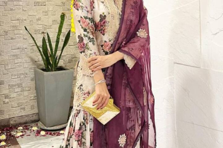 इसके अलावा आप दिव्यंका का ये व्हाइट पर्पल फ्लावर प्रिंट वाला शरारा पहन सकती हैं. इसके साथ आप बैंगनी कलर दुपट्टा भी कैरी कर सकती हैं.