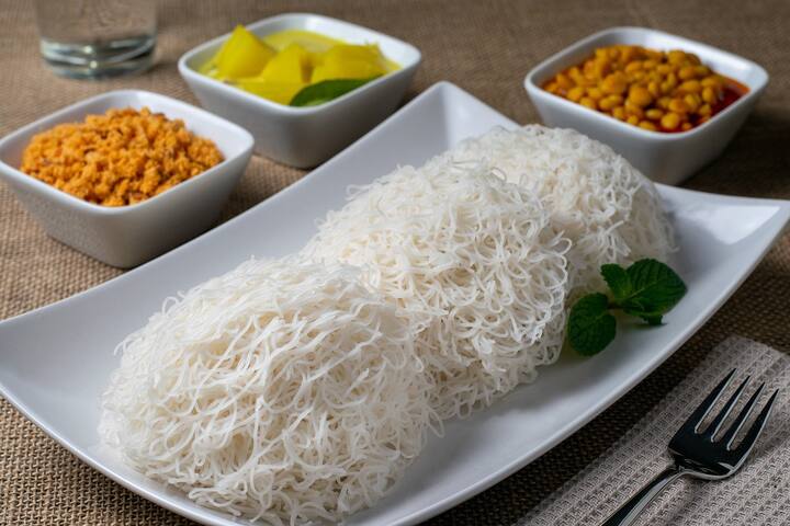 இடியாப்ப மாவு பிசையும் போது, முக்கால் பங்கு தண்ணீர், கால் பங்கு ஊற்றி பிசைந்து அவித்தால், இடியாப்பம் வெள்ளை பஞ்சு போல் வரும்