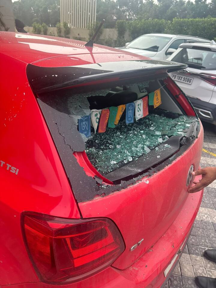 ਇਸ ਮੌਕੇ ਚਲਾਕੀ ਦਿਖਾਉਂਦੇ ਹੋਏ ਹੋਟਲ ਮੈਨੇਜਮੈਂਟ ਨੇ ਕਾਰ ਦੇ ਮਾਲਕ ਦੇ ਆਉਣ ਤੋਂ ਪਹਿਲਾਂ ਹੀ ਸਾਫ਼ ਕਰਵਾਉਣੀ ਸ਼ੁਰੂ ਕਰ ਦਿੱਤੀ ਹੈ ਤਾਂ ਕਿ ਮਾਮਲੇ ਤੋਂ ਪੱਲਾ ਝਾੜ ਲਿਆ ਜਾਵੇ।