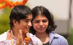 ਦਿੱਲੀ ਏਅਰਪੋਰਟ 'ਤੇ ਪਹੁੰਚਦੇ ਹੀ ਫੁੱਟ-ਫੁੱਟ ਰੋ ਪਈ ਵਿਨੇਸ਼ ਫੋਗਾਟ, ਦੇਖੋ ਭਾਵੁਕ ਕਰ ਦੇਣ ਵਾਲੀਆਂ ਤਸਵੀਰਾਂ