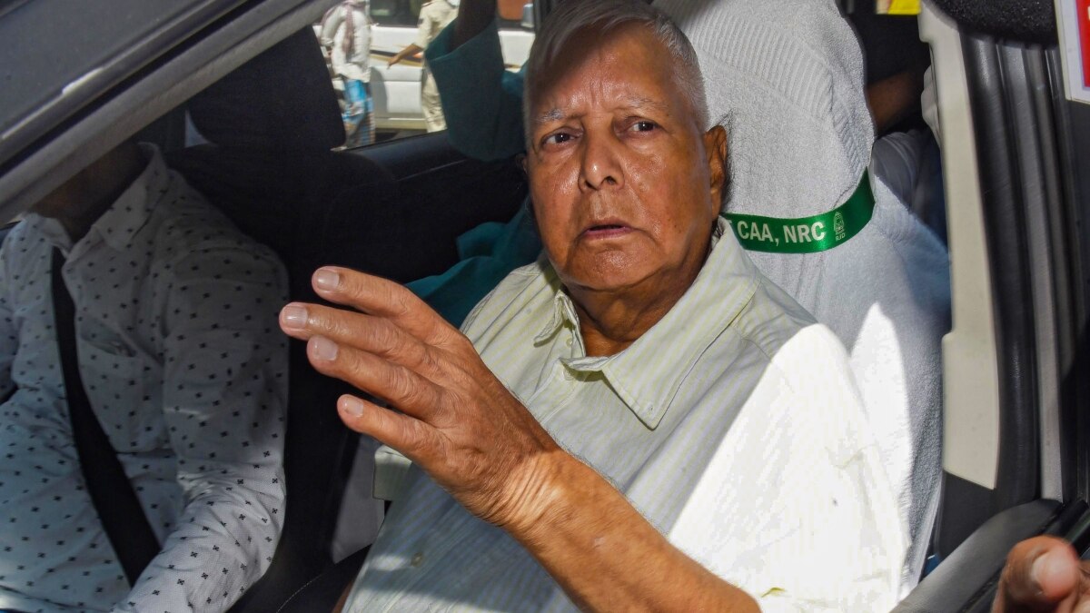 Lalu Yadav News: लालू यादव पत्नी राबड़ी देवी संग पटना से दिल्ली के लिए हुए रवाना, विदेश जाने का है प्लान!