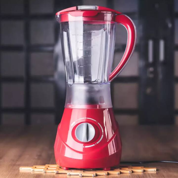 ਮਿਕਸਰ ਜਾਰ ਨੂੰ ਸਾਫ਼ ਕਰਨਾ ਕਾਫ਼ੀ ਮੁਸ਼ਕਲ ਹੈ। ਖਾਸ ਤੌਰ 'ਤੇ ਬਲੇਡ 'ਤੇ ਜਮ੍ਹਾਂ ਹੋਈ ਗੰਦਗੀ ਅਤੇ ਚਿਕਨਾਈ ਬਾਹਰ ਨਹੀਂ ਨਿਕਲਦੀ ਅਤੇ ਇਸ ਨੂੰ ਕੱਢਣ ਸਮੇਂ ਹੱਥ ਨੂੰ ਕੱਟ ਲੱਗ ਣ ਦਾ ਵੀ ਡਰ ਰਹਿੰਦਾ ਹੈ।