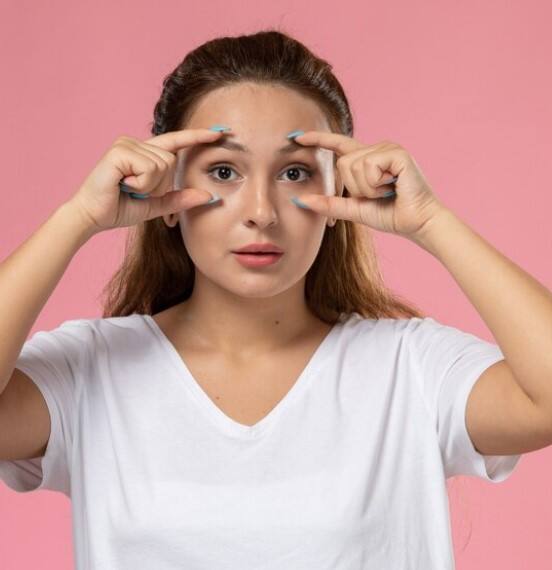 ਅੱਖਾਂ ਦੀ ਮਸਾਜ ਅਤੇ ਸਟ੍ਰੋਕ ਅੱਖਾਂ ਦੀ ਸੋਜ ਲਈ ਕੀਤੀ ਜਾਂਦੀ ਹੈ, ਜਿਸ ਲਈ ਬਾਜ਼ਾਰ ਵਿਚ ਆਈ ਰੋਲਰ ਵੀ ਉਪਲਬਧ ਹਨ। ਇਹ ਡਾਰਕ ਸਰਕਲ ਵੀ ਘੱਟ ਕਰਦੇ ਹਨ।