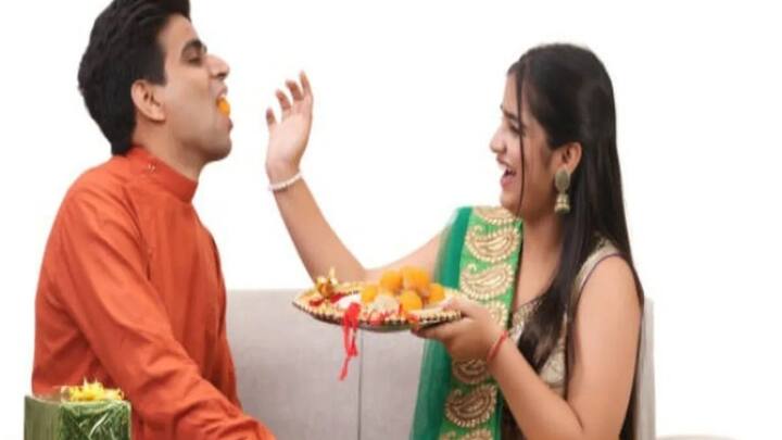 उनकी लंबी उम्र की कामना करती हैं. और भाई ताउम्र बहनों की रक्षा करने का वचन लेते हैं. राखी बांधने के बाद बहनें भाइयों को मिठाई खिलाती हैं.