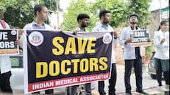 आगरा में डॉक्टर्स के प्रदर्शन को मिला धर्म गुरुओं का साथ, कहा- 'इस पाप की सजा फांसी'