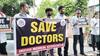 आगरा में डॉक्टर्स के प्रदर्शन को मिला धर्म गुरुओं का साथ, कहा- 'इस पाप की सजा फांसी'