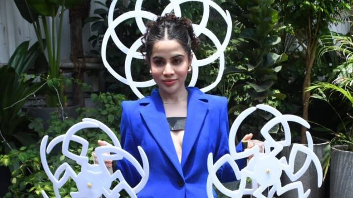 ট্রেলারের শুরুতে দেখা যাচ্ছে উরফি জাভেদের ফ্যাশন দুনিয়া। সেখানে তাঁকে নিজের পরিবারের সম্পর্কে, নিজের সিদ্ধান্ত, ফ্যাশন সম্পর্কেও কথা বলতে শোনা যাচ্ছে।