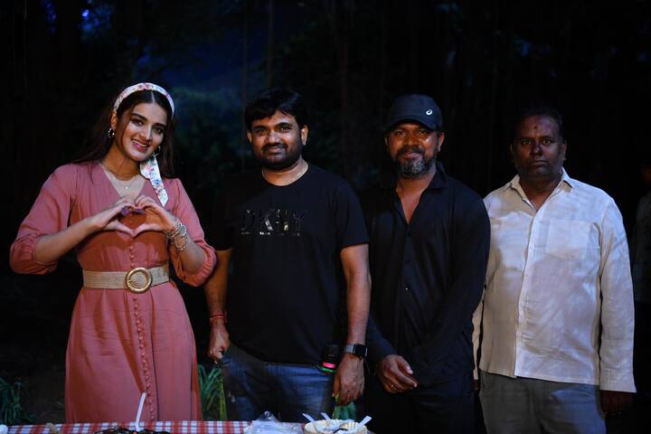 అయితే నేడు నిధి అగర్వాల్ బర్త్డే సందర్భంగా ఆమెను రాజా సాబ్ సెట్లోకి ఆహ్వానిస్తూ టీం అప్డేట్ ఇచ్చింది. అంతేకాదు మూవీ సెట్లో ఆమె బర్త్డే సెలబ్రేట్ చేసిన ఫోటోలను కూడా షేర్ చేశారు.