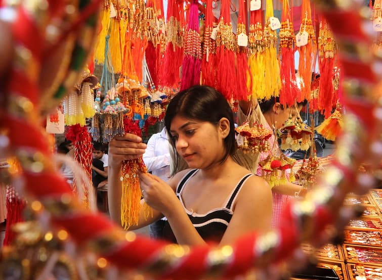 Raksha Bandhan gift for your sister choose 3 stocks ha Bandhan 2024: রাখিতে বোনকে দিন এই তিনটি স্টক উপহার, পেতে পারে দারুণ রিটার্ন