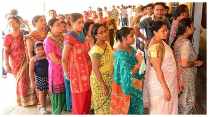 झारखंड की 81 सदस्‍यीय व‍िधानसभा में जेएमएम को 19 से 24 सीटें, कांग्रेस को 7 से 12 सीटें, भाजपा को 38 से 43 सीटें, एजेएसयूपी को 2 से 7 सीटें और अन्य को 3 से 8 सीटें मिलने की उम्मीद है.