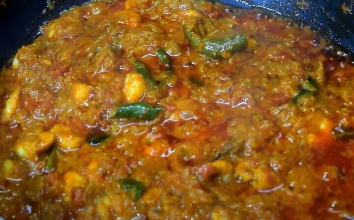 அடுத்தது கடாயில் எண்ணெய் ஊற்றி சூடானதும், பட்டை, கிராம்பு, ஏலக்காய், காய்ந்த மிளகாய் சேர்த்து ஒரு நிமிடம் வறுக்கவும், அத்தபின் பெரிய வெங்காயம் மற்றும் கறிவேப்பிலை சேர்த்து வதக்கவும்.