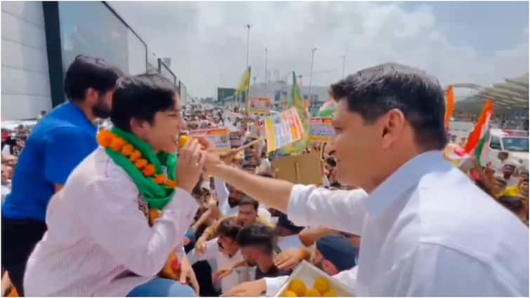 congress mp deepender singh hooda reached delhi airport to recieve restle vinesh phogat रेस्लर विनेश फोगाट को रिसीव करने एयरपोर्ट पहुंचे दीपेंद्र सिंह हुड्डा, कहा- 'जीवन का हर दंगल...'