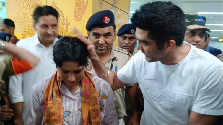 vinesh phogat returns back to india welcome Boxer Vijender Singh 'एक चैंपियन हमेशा...', विनेश फोगाट की भारत वापसी पर बोले बॉक्सर विजेंदर सिंह