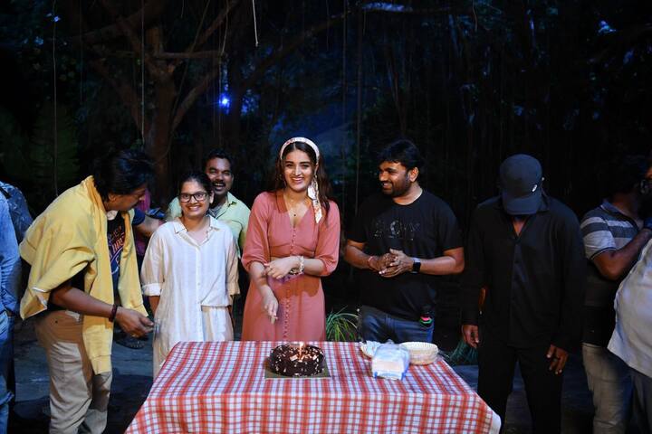 అలాగే ఆమె సినిమాలకు సంబంధించిన అప్డేట్స్ వదులుతూ ఫ్యాన్స్ని సర్ప్రైజ్ చేస్తున్నారు. ఈ నేపథ్యంలో ప్రభాస్-మారుతి సినిమా 'రాజా సాబ్' నుంచి ఊహించని అప్డేట్ వచ్చింది.