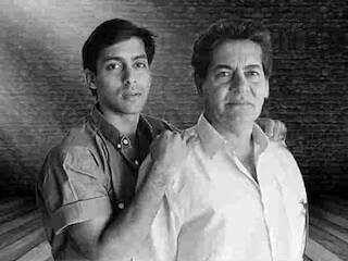 इसके बाद सब वहां से मुझे छोड़कर निकल लिए. इसके ऊपर ये कि उस दिन मेरे पास गाड़ी भी नहीं थी. मैं पैदल ही घर पहुंचा तो ये और फंस चुके थे. नौकरों ने जूता निकालने की नाकाम कोशिश की और आखिर में मुझे जूते पहने हुए ही तकिया रखकर सोना पड़ा. इसके बाद तो मैं दुआ करने लगा कि मुझे कोई फिल्मों में ना ले औऱ जिन्होंने ले लिया वो निकाल दें.