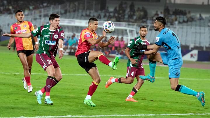 পুলিশ নিরাপত্তা দিতে পারবে না বলে ডুরান্ড কাপে (Durand Cup) রবিবাসরীয় ডার্বি পরিত্যক্ত ঘোষণা করা হয়েছে। ডুরান্ড কাপের আয়োজক কমিটি জানিয়েছে, দুই দলের মধ্যে পয়েন্ট ভাগাভাগি করে দেওয়া হবে। তথ্যসূত্র: আইএসএল মিডিয়া (ছবি - পিটিআই)