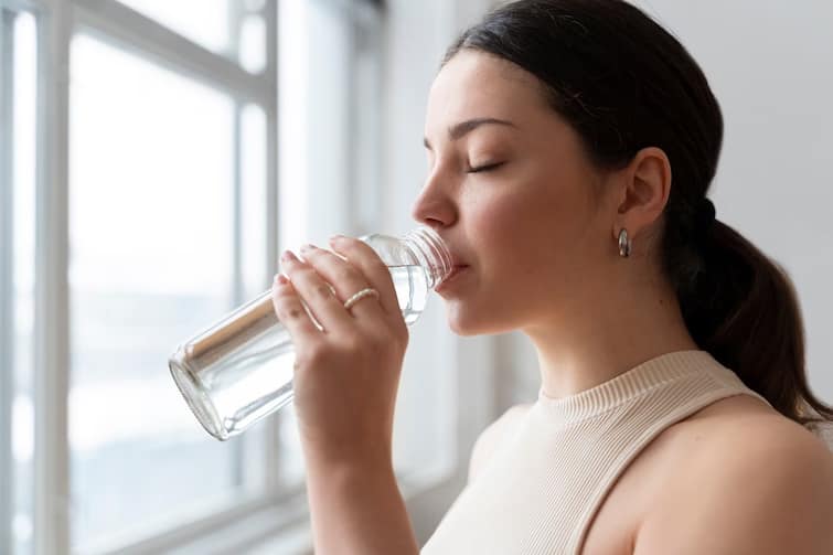 drinking too much water empty stomach health issues ખાલી પેટે વધારે પાણી પીવાથી આ ગંભીર સમસ્યાઓ થઈ શકે છે, જાણો નિષ્ણાતોનો અભિપ્રાય