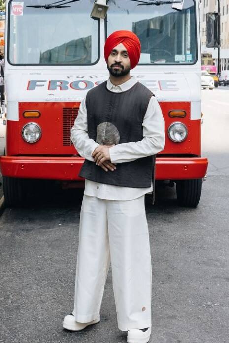 ਵਰਕਫਰੰਟ ਦੀ ਗੱਲ ਕਰਿਏ ਤਾਂ ਦਿਲਜੀਤ ਦੋਸਾਂਝ ਹਾਲ ਹੀ ਵਿੱਚ ਫਿਲਮ ਜੱਟ ਐੱਡ ਜੁਲੀਅਟ 3 ਵਿੱਚ ਨਜ਼ਰ ਆਏ। ਇਸ ਫਿਲਮ ਰਾਹੀਂ ਉਨ੍ਹਾਂ ਪ੍ਰਸ਼ੰਸਕਾਂ ਦਾ ਭਰਪੂਰ ਮਨੋਰੰਜਨ ਕੀਤਾ। ਇਸ ਫਿਲਮ ਵਿੱਚ ਇੱਕ ਵਾਰ ਫਿਰ ਕਲਾਕਾਰ ਦੀ ਨੀਰੂ ਬਾਜਵਾ ਨਾਲ ਰੋਮਾਂਸ ਕਰਦਾ ਹੋਇਆ ਨਜ਼ਰ ਆਇਆ।