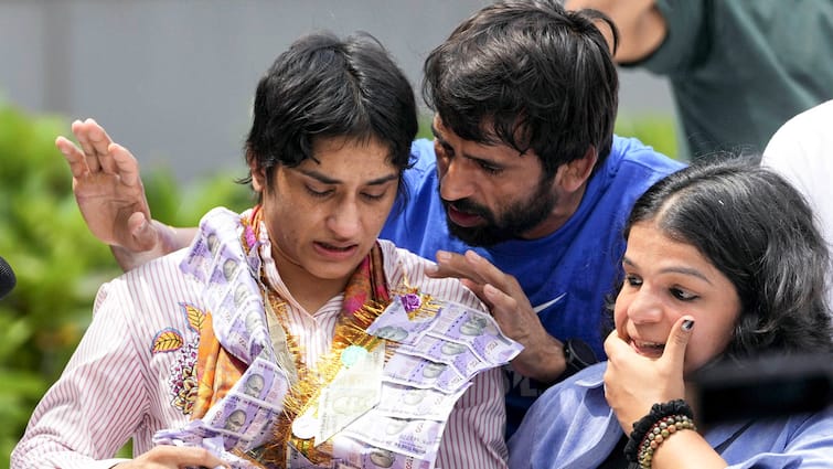 Thank You India I Am Very Fortunate WATCH Vinesh Phogat First Words Upon Arriving In India Paris Olympics 2024 silver medal CAS UWW IOC Sakshi Malik Yogeshwar Dutt Delhi airport 'Thank You India, I Am Very Fortunate': WATCH Vinesh Phogat's First Words Upon Arriving In India