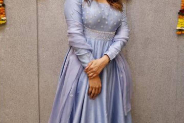 इस जन्माष्टमी पर अगर आप सिंपल गाउन पहनना चाहती है, तो दिव्यंका का ये स्काइब्लू फुल स्लीव्स वाला गाउन पहन सकती हैं.