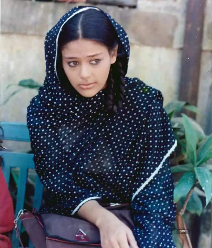 वहीं इसके बाद मयूरी को फिल्ममेकर महेश भट्ट ने अपनी फिल्म ‘पापा कहते हैं’ के लिए साइन कर लिया. जिसमें जुगल हंसराज के साथ नजर आई थी. दोनों की ये फिल्म और इसका गाना ‘घर से निकलते ही’ काफी हिट हुआ था.